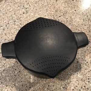 Pampered Chef Black Venting Microwave Steamer Cover 8 Cup Capacity